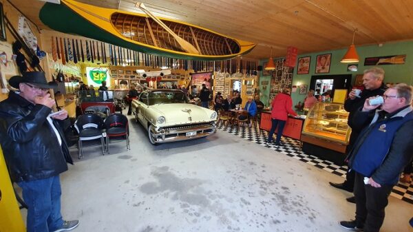 Vi åkte sedan till Åsbro och fikade på Solveigs Nostalgi Café där det fanns mängder av prylar och fina bilar.